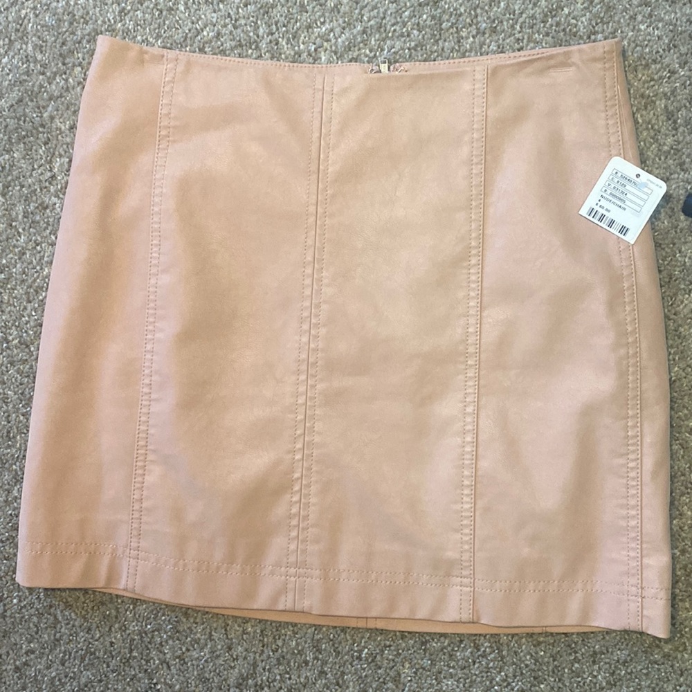 Free People Size 4 Nude Modern Femme Leather Skirt! Back zipper enclosure